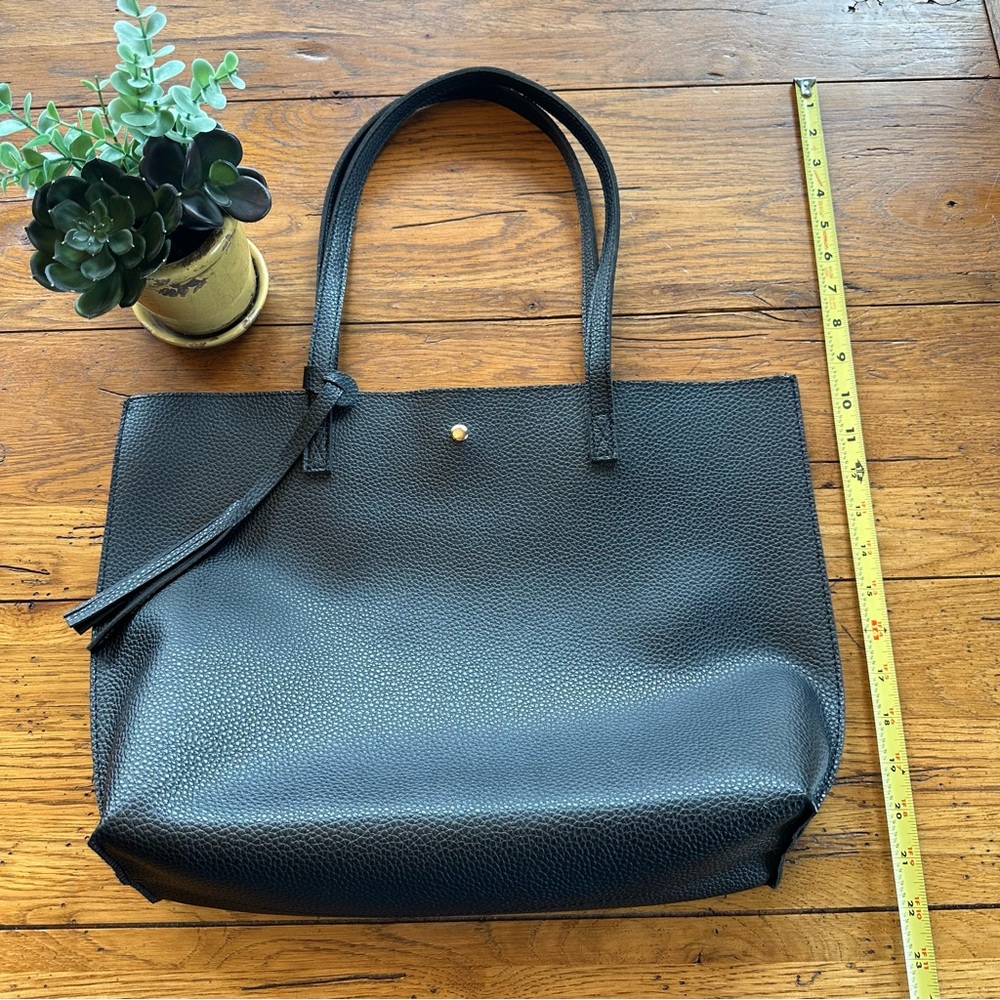 Black Vegan Leather Totebag EUC